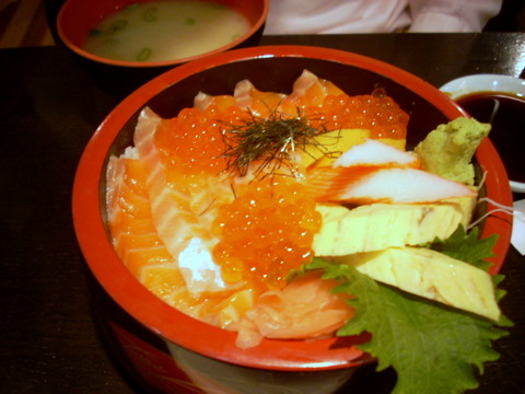 dscn2478 Donburi bowl, the roe is fun to eat.